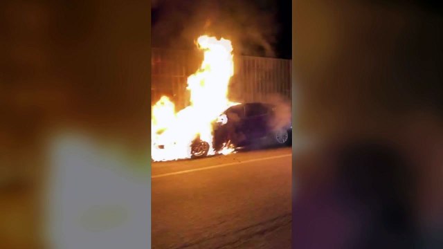 고속도로 달리던 차량에서 불...다친 사람 없어 / YTN