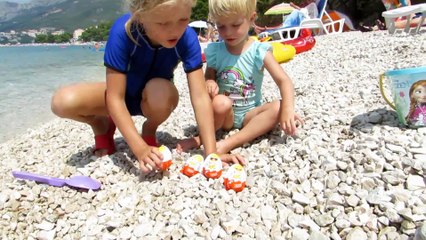 Sophia  Isabella Brincando na Praia