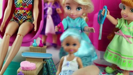 At the Salon! Elsa and Anna Toddlers help cut hair - Barbie helps