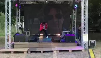 Le sosie de Mickael Jackson au MBeach