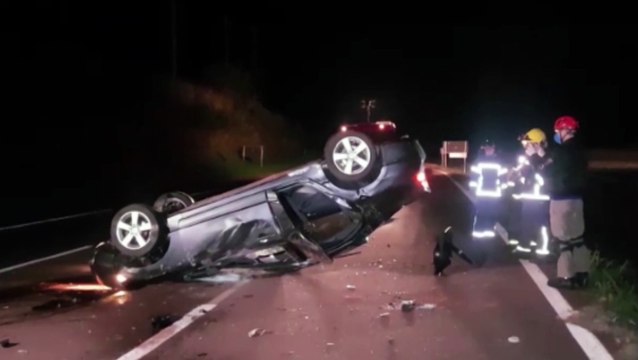 Honda Civic com quatro pessoas capota na BR-467, proximidades de Sede Alvorada