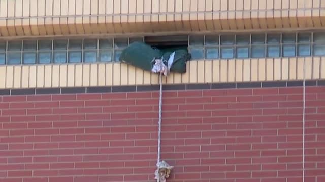 Dos presos huyen de la cárcel de Oklahoma descolgándose por una cuerda hecha con sábanas