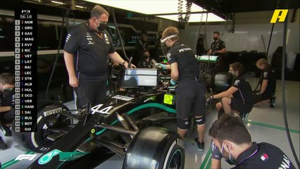 هاميلتون يستعد بسيارته لبدء التجارب الثالثة في حلبة بريطانيا