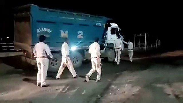 देखिए रेत माफियाओं की दबंगई, पुलिसकर्मियों के रोकने पर नहीं रुका डंपर