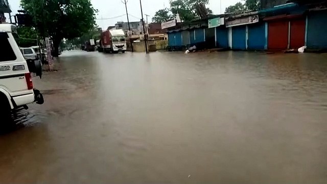 दुकानों में घुसा बारिश का पानी, नगर पंचायत की खुली पोल