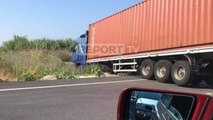 Report TV - Trajleri del nga rruga në aksin Levan-Tepelenë, aksidenti shkakton trafik automjetesh