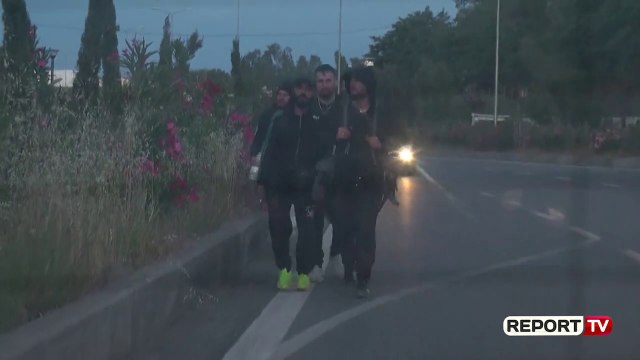 500 € për të kaluar drejt BE-së/ Kishin mbushur minibusin dhe makinat me qira me emigrantë