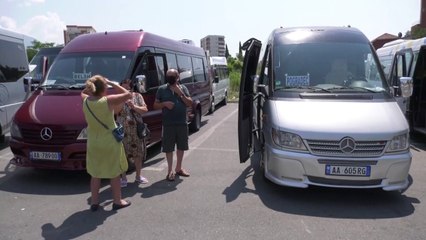 Ora News - Transporti ndërqytetas në kaos, drejtuesit e mjeteve: Më shumë shpenzojmë se sa fitojmë