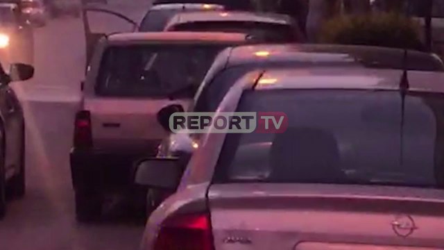 Report TV -Vlorë/ Përfshihet nga flakët makina, shkak dyshohet defekt teknik