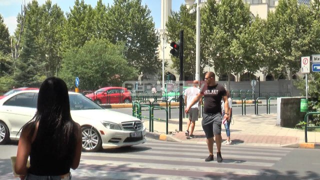 Këmbësoret 'të pabindur' përballë sinjalistikës rrugore, burim aksidentesh (Vëzhgimi i Report Tv)