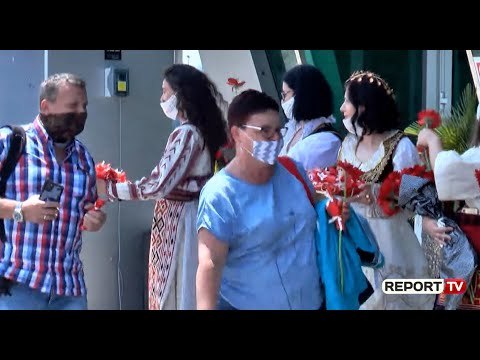 Report TV - Pushime në Shqipëri, mbërrijnë në Rinas 3 charterat e parë me turistë polakë