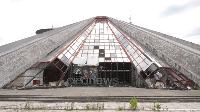 Ora News - Piramida, tjetër dështim i Veliajt. Ndërtesa “në zemër” të kryeqytetit e rrënuar