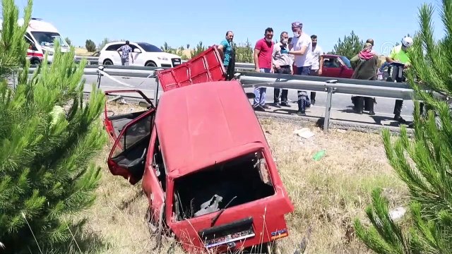 Bariyerlere çarpan otomobildeki bir kişi hayatını kaybetti, 6 kişi yaralandı - UŞAK