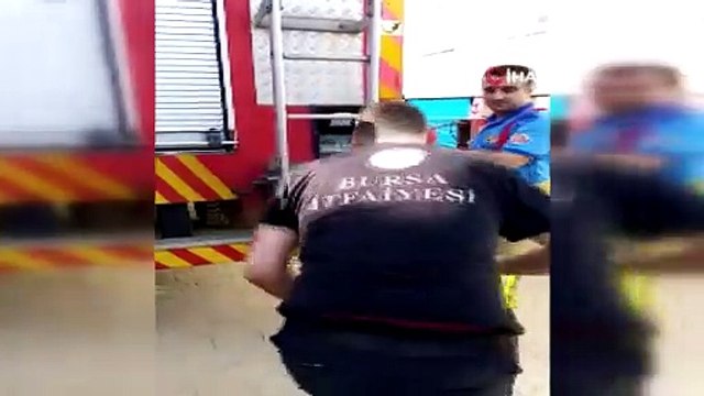 Çatıya sıkışan ebabil kuşunu itfaiye kurtardı