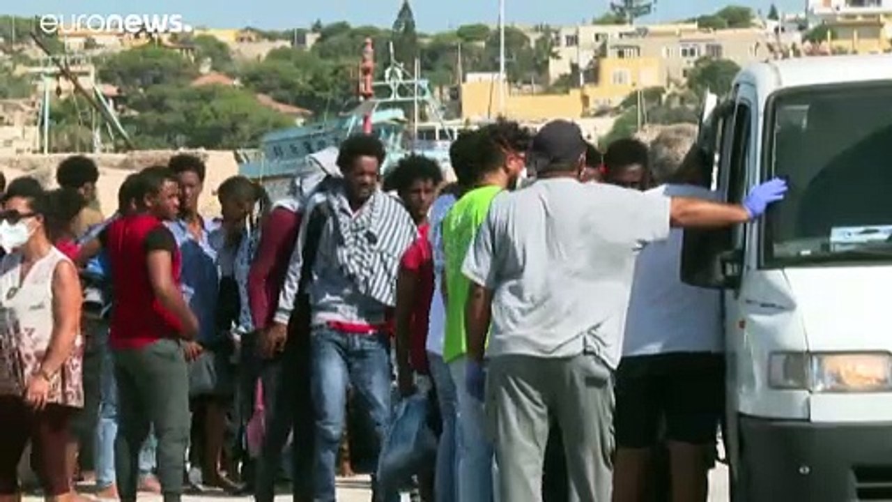 Migranti: Lampedusa al collasso, nuovi sbarchi: "Il centro d'accoglienza va svuotato"