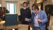Marc Coucke découvre sa malle fabriquée par Jean-pierre Bal de l'atelier " Malles De Voyage " à Durbuy