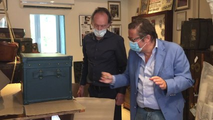 Marc Coucke découvre sa malle fabriquée par Jean-pierre Bal de l'atelier " Malles De Voyage " à Durbuy