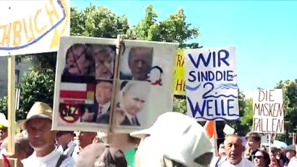 Αρνητές του COVID-19 διαδήλωσαν μαζικά στο Βερολίνο