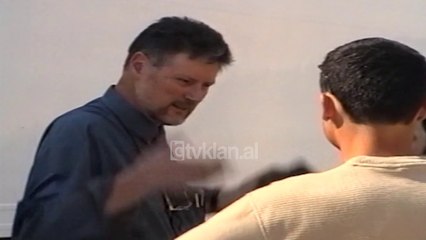 Maunia me kartat e votuesve bllokon rrugen ne Tirane - (4 Gusht 2000)