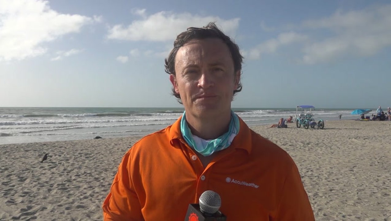 Floridians head to beach despite Isaias