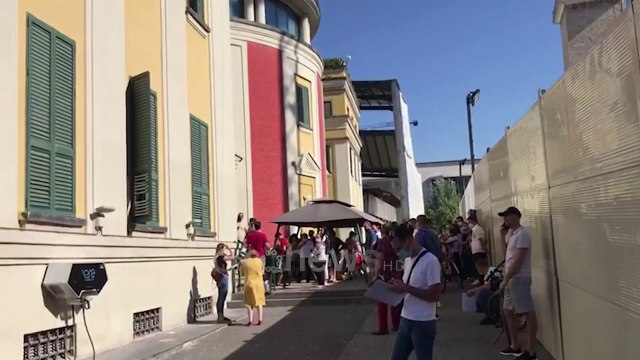 Ora News - Bashkia mbyll sytë para COVID, nuk shton sportelet detyron qytetarët të rrinë në radhë