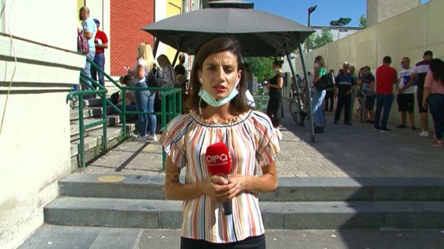 Ora News - Bashkia mbyll sytë para COVID, nuk shton sportelet detyron qytetarët të rrinë në radhë