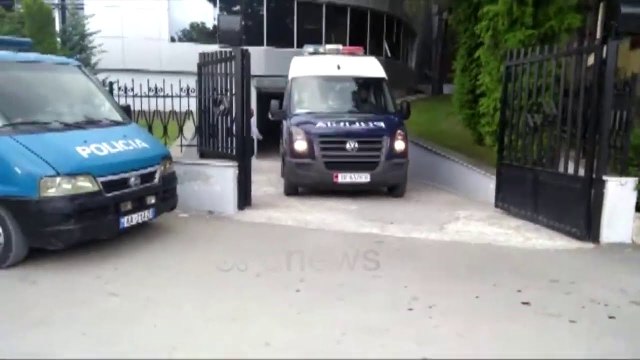 Ora News - Korçe: Momenti i largimit së Zani Çaushit nga gjykatë