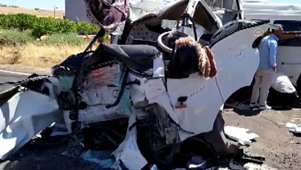 Minibüsle kamyonet çarpıştı: 15 yaralı - ŞANLIURFA