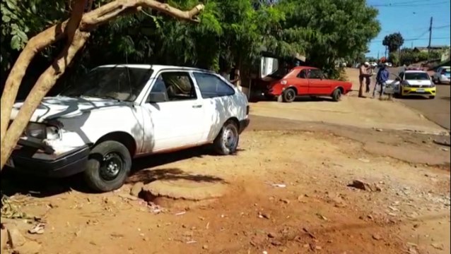 Gol atinge três veículos estacionados no Bairro XIV de Novembro