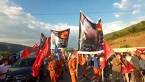 Me flamuj dhe foton e tij, qindra kosovarë mblidhen për të pritur Thaçin