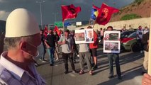 Ora News - Qindra kosovarë presin khimin e Thaçit me valle, flamuj kombëtarë dhe të UÇK-së