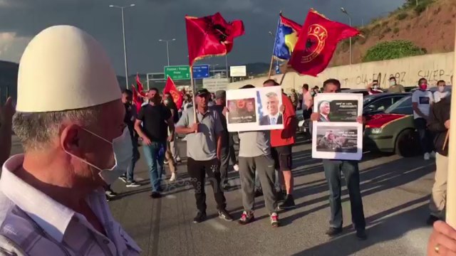 Ora News - Qindra kosovarë presin khimin e Thaçit me valle, flamuj kombëtarë dhe të UÇK-së