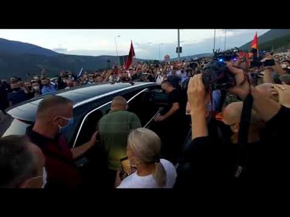 Qindra qytetarë në pritje të Thaçit