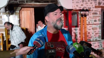 “Pas vdekjes” ne oborrin e “ABC”.Publiku korcar shijon premieren e komedise se Çajupit - Vizion Plus