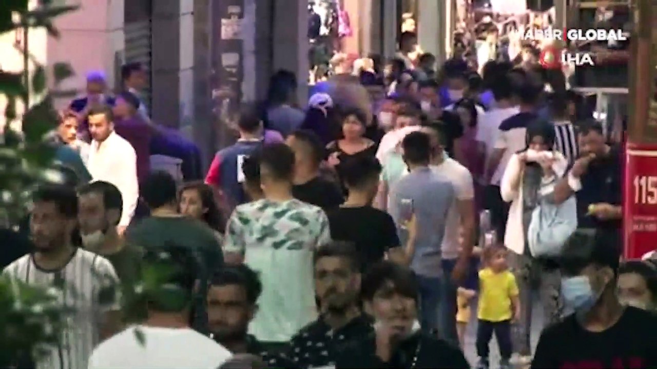 İstiklal Caddesi tıklım tıklım! "İğne atsan yere düşmez" dedirtti