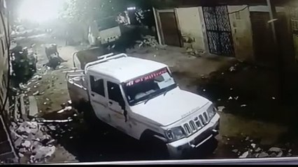 बेखौफ होकर घर के बाहर खड़ी बोलेरो कैम्पर चुरा ले गया चोर