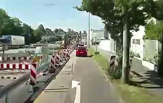 Une grue chute sur une voiture mais le conducteur va avoir beaucoup de chance