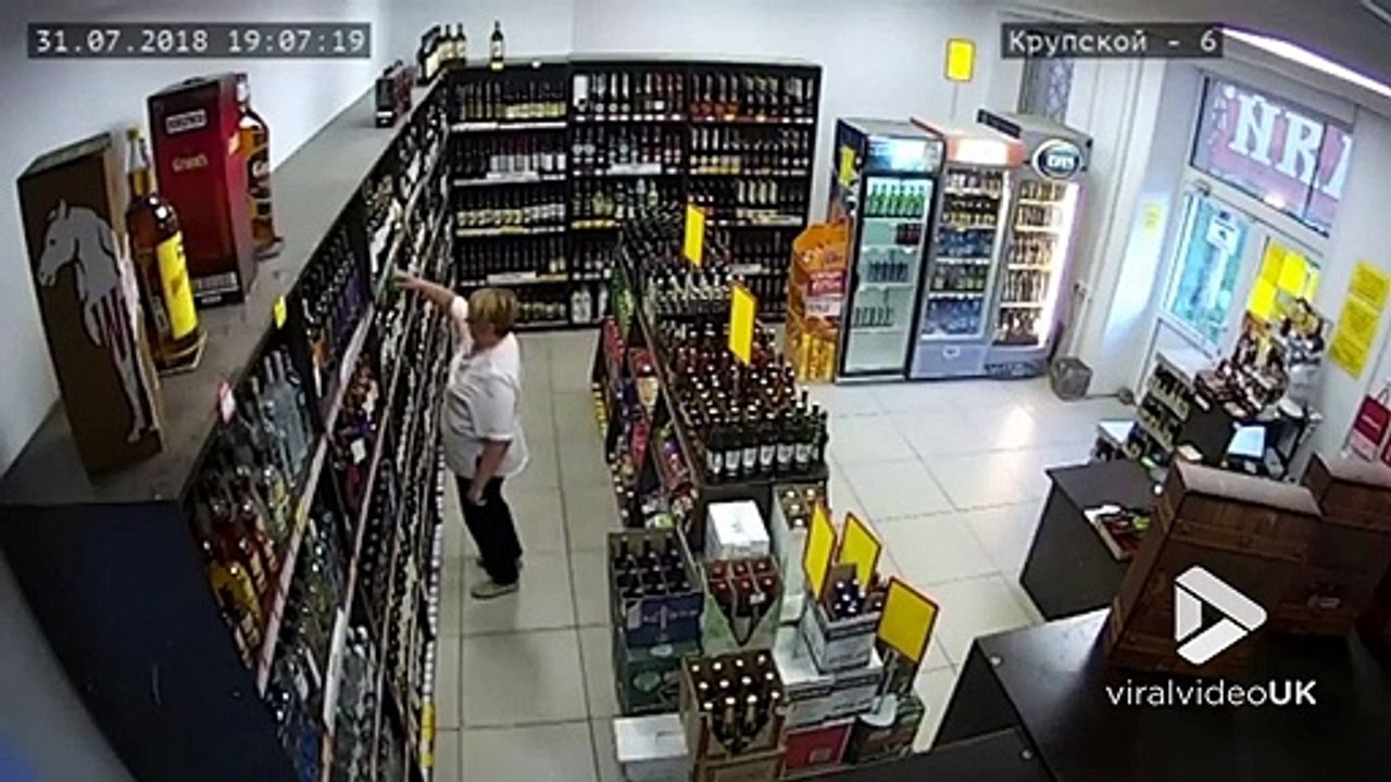 Des dizaines de bières s'écrasent au sol sans raison dans ce supermarché... mysterieux