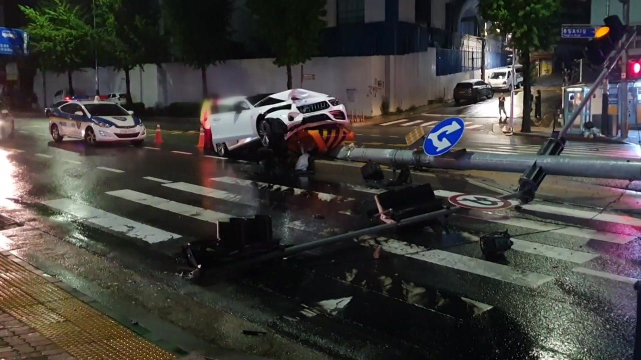 음주운전 추정 교통사고 잇따라...2명 부상 / YTN
