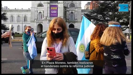 En Plaza Moreno, también hubo banderazo contra la reforma judicial