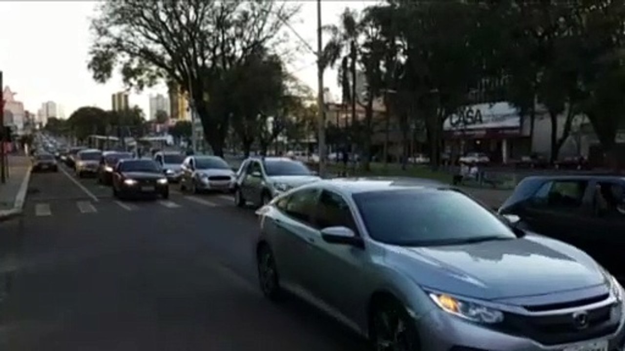 Carreata une centenas de fiéis e chama a atenção na Avenida Brasil