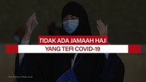 Jamaah haji melaksanakan shalat di dalam Masjid Namira di Arafah mengenakan masker dan menjaga jarak sosial untuk melindungi diri mereka terhadap virus corona di dekat kota suci Mekah, Arab Saudi, Kamis (30/7/2020).