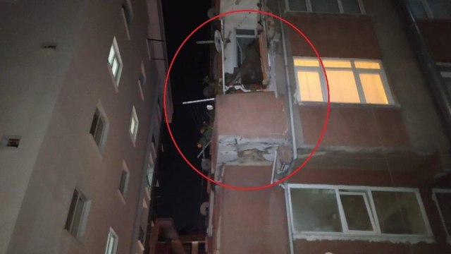 Bahçelievler’de yıkım kararı olan binanın balkonu çöktü: 1 yaralı