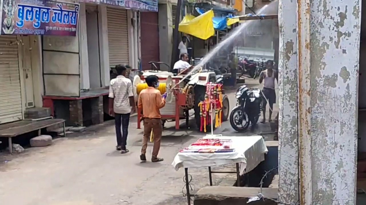 बीमारियों को रोकने के लिए कस्बा इकदिल में किया गया सैनिटाइजर का छिड़काव