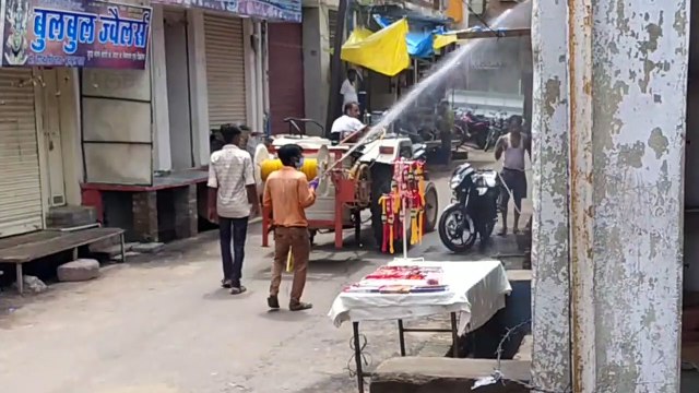 बीमारियों को रोकने के लिए कस्बा इकदिल में किया गया सैनिटाइजर का छिड़काव