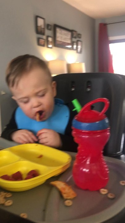 baby-spits-out-food-while-falling-asleep-at-the-table-video-dailymotion