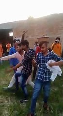 अवैध असलहा लेकर पार्टी करते युवकों का वीडियो हुआ वायरल