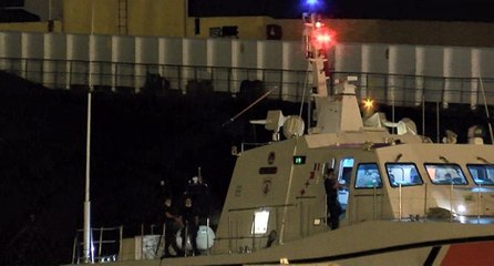 Kınalıada açıklarında deniz taksi kayalığa oturdu