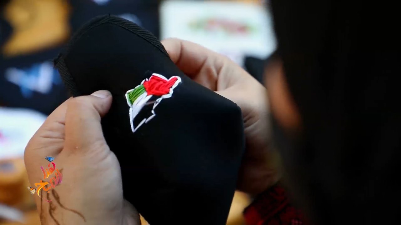 فنانة تشكيلية فلسطينية تزين كمامات الوقاية من كورونا بأشكال تراثية وورود