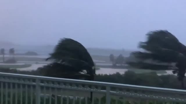 El huracán Isaías golpea las Bahamas con fuerza causando inundaciones y cortes eléctricos